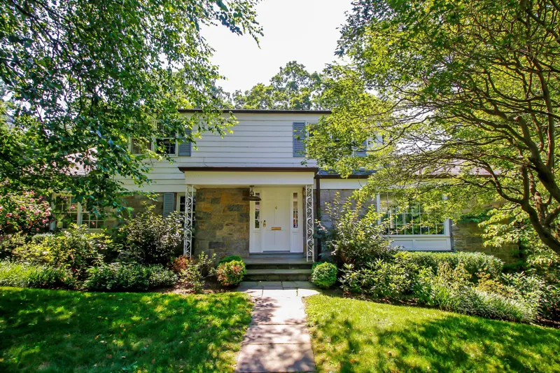 6 Horseguard Lane, Scarsdale